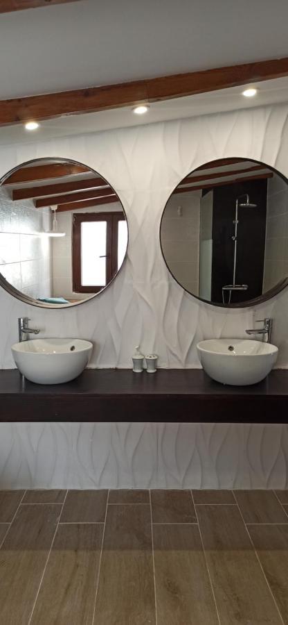 Beautiful Chalet With Wifi And Free Parking Arona  Buitenkant foto